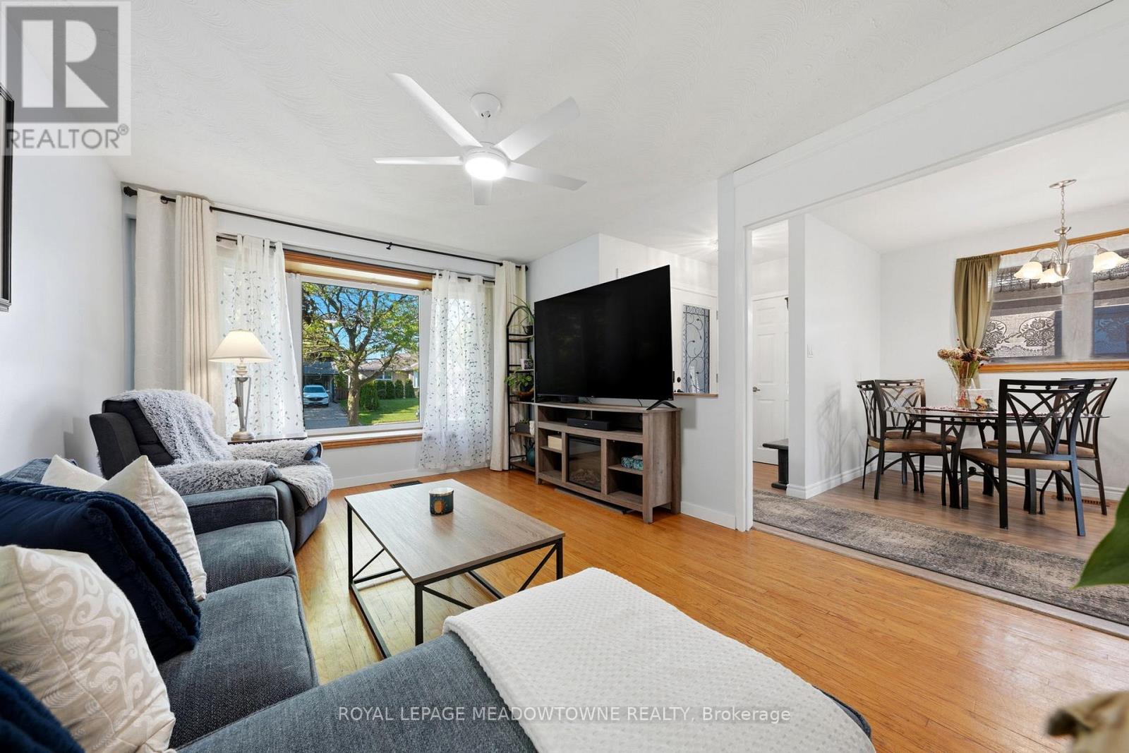 26 Moultrey Crescent, Halton Hills, ON - Indoor Photo Showing Living Room