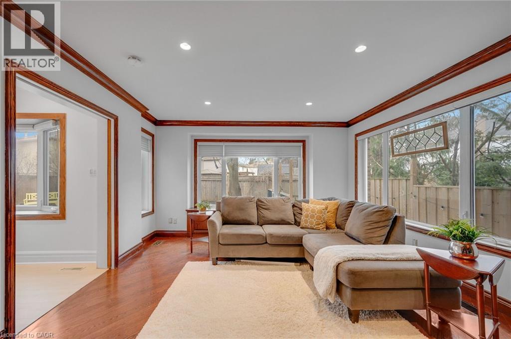6366 Miller'S Grove, Mississauga, ON - Indoor Photo Showing Living Room