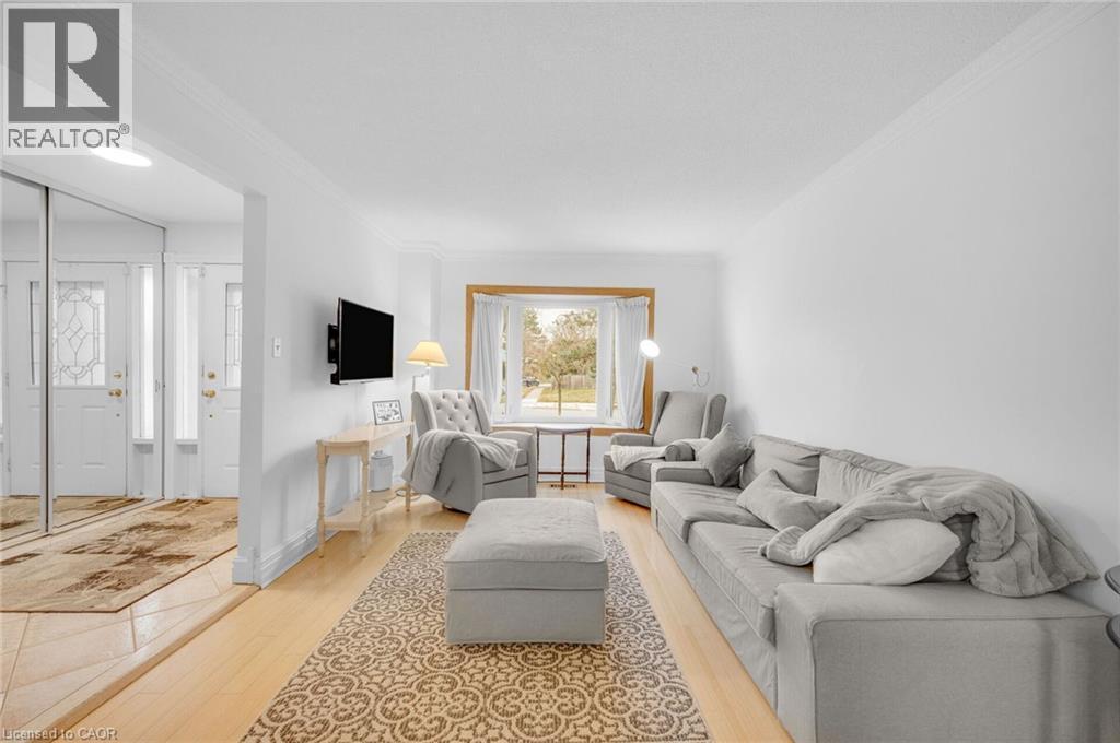 6366 Miller'S Grove, Mississauga, ON - Indoor Photo Showing Living Room