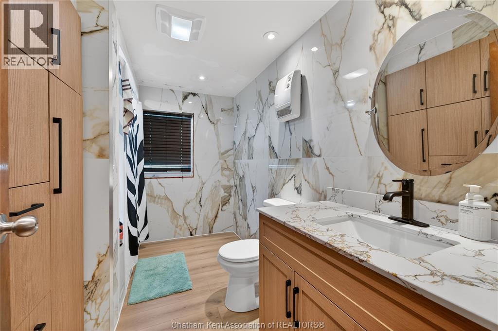 944 Mcnaughton Avenue, Chatham, ON - Indoor Photo Showing Bathroom