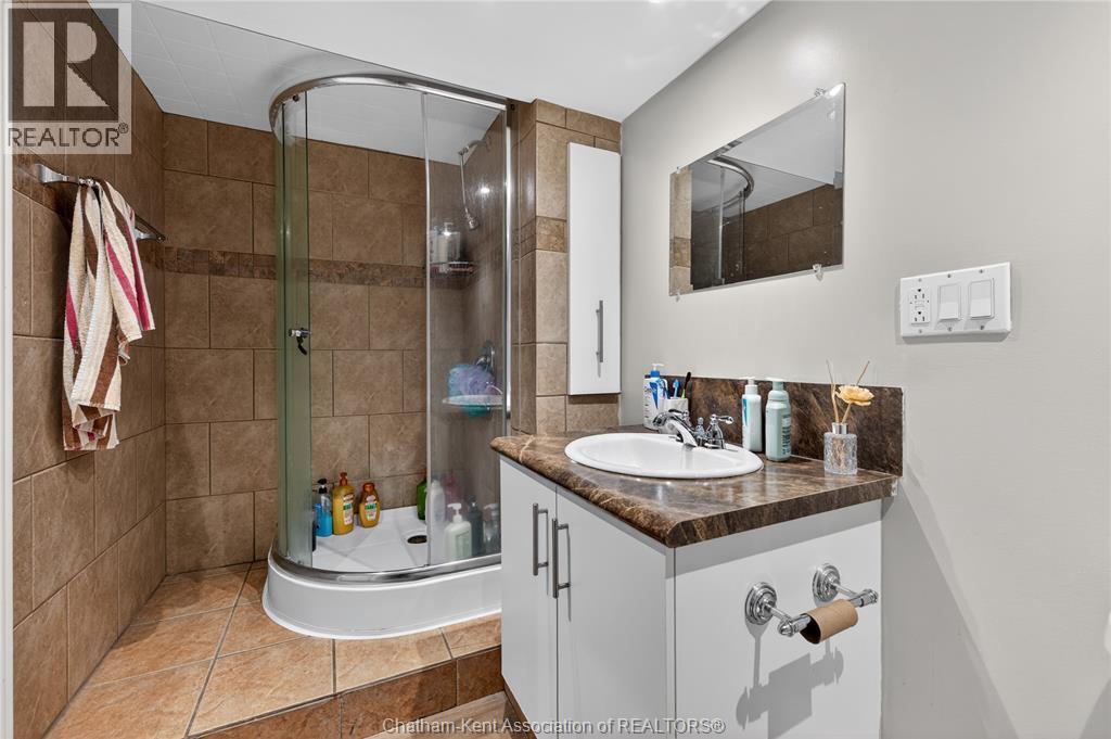 944 Mcnaughton Avenue, Chatham, ON - Indoor Photo Showing Bathroom