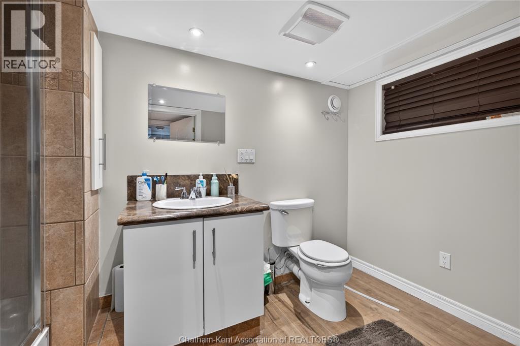 944 Mcnaughton Avenue, Chatham, ON - Indoor Photo Showing Bathroom