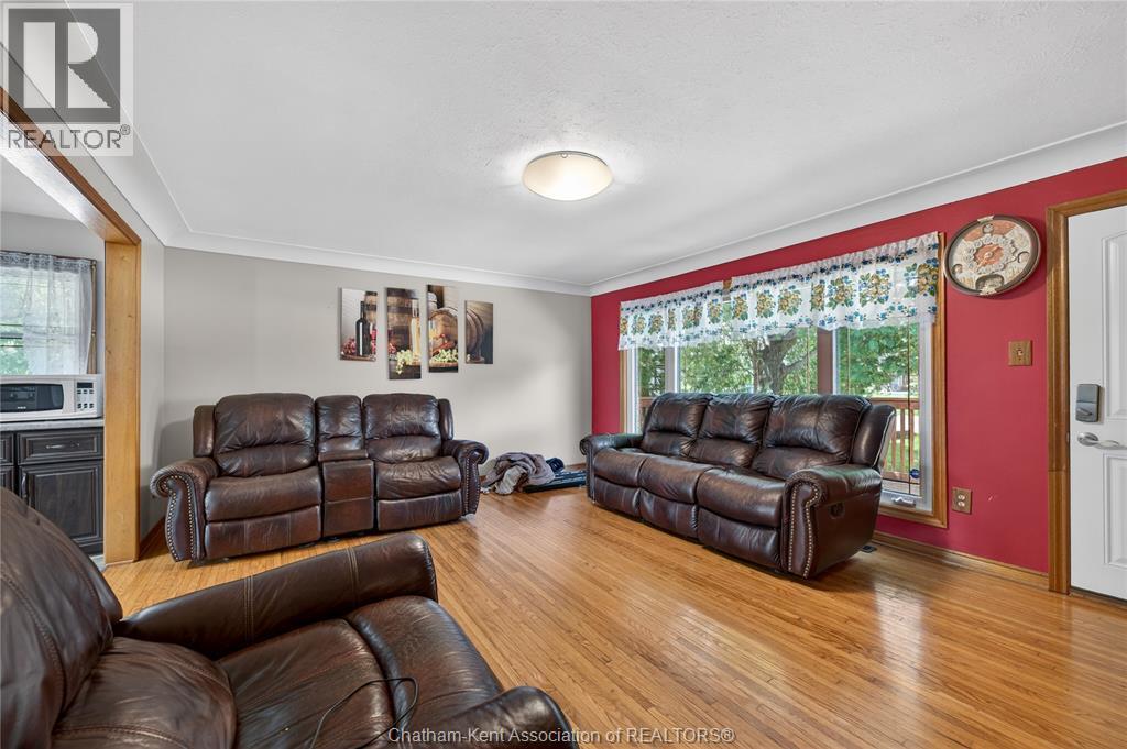 944 Mcnaughton Avenue, Chatham, ON - Indoor Photo Showing Living Room