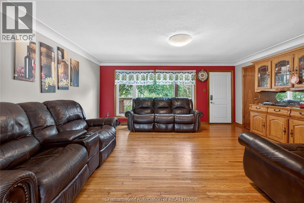 944 Mcnaughton Avenue, Chatham, ON - Indoor Photo Showing Living Room