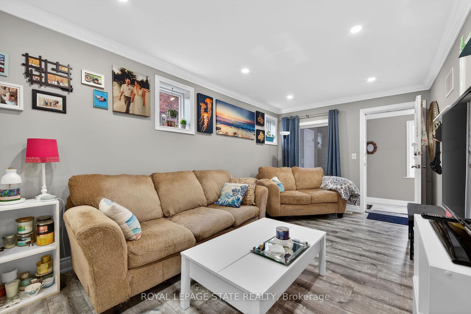 219 Hess Street S, Hamilton, ON - Indoor Photo Showing Living Room