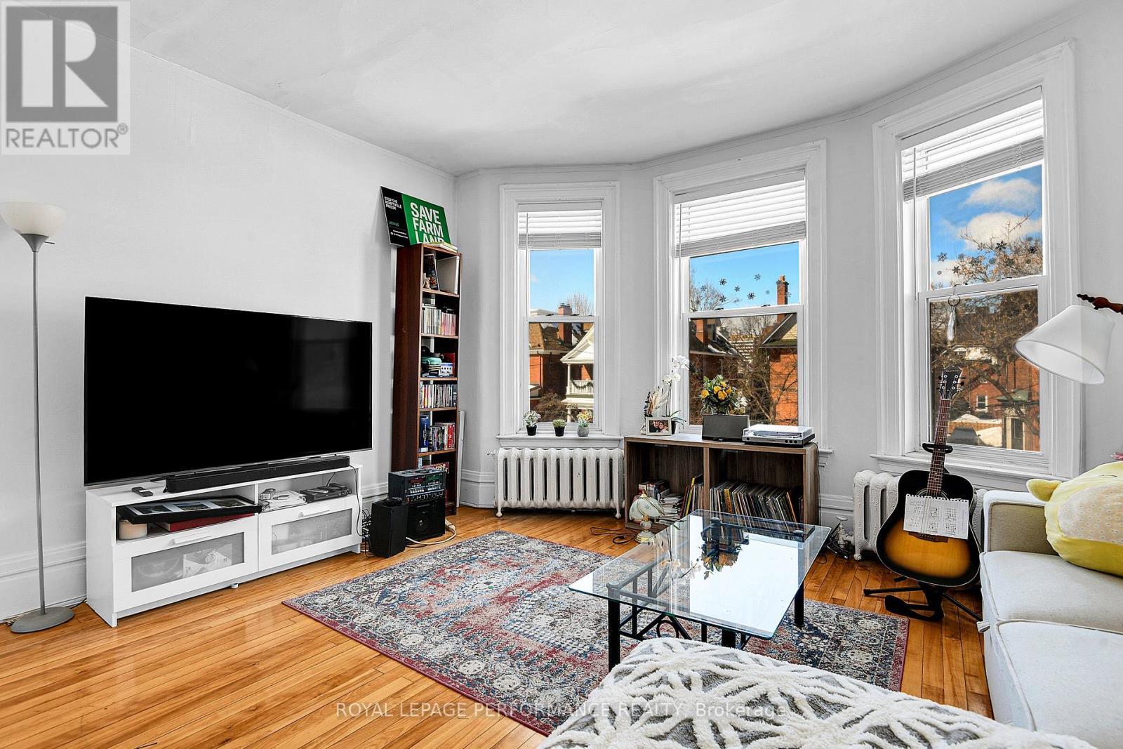 66 Delaware Avenue, Ottawa, ON - Indoor Photo Showing Living Room