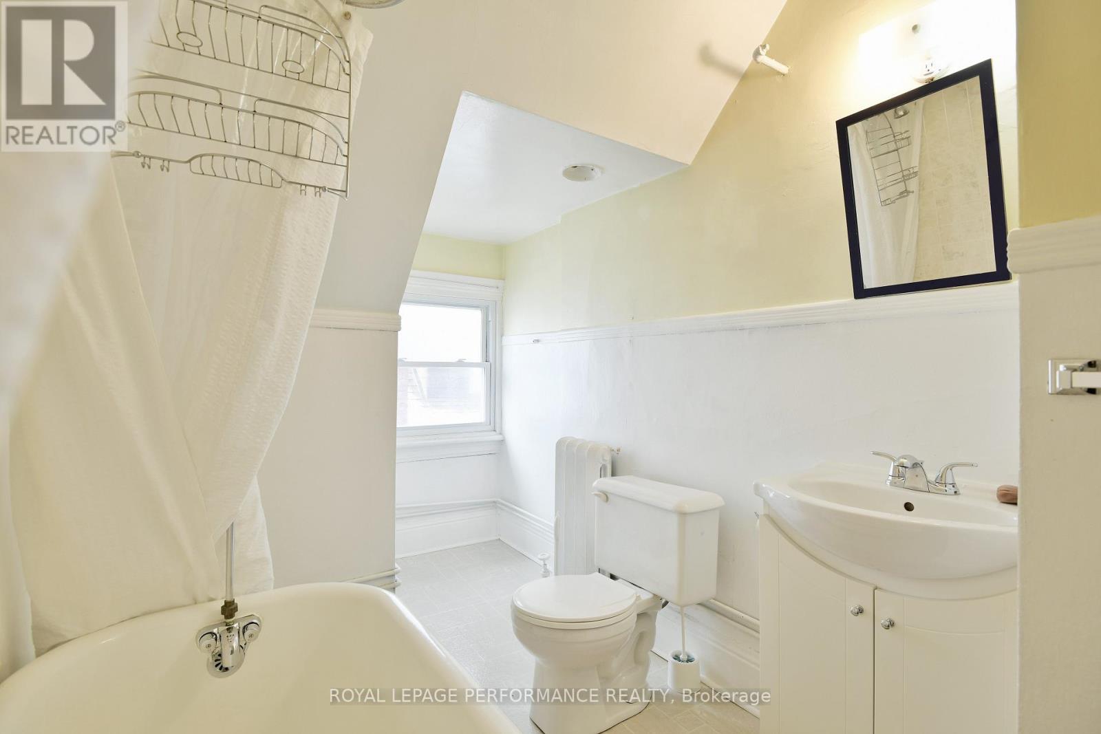 66 Delaware Avenue, Ottawa, ON - Indoor Photo Showing Bathroom