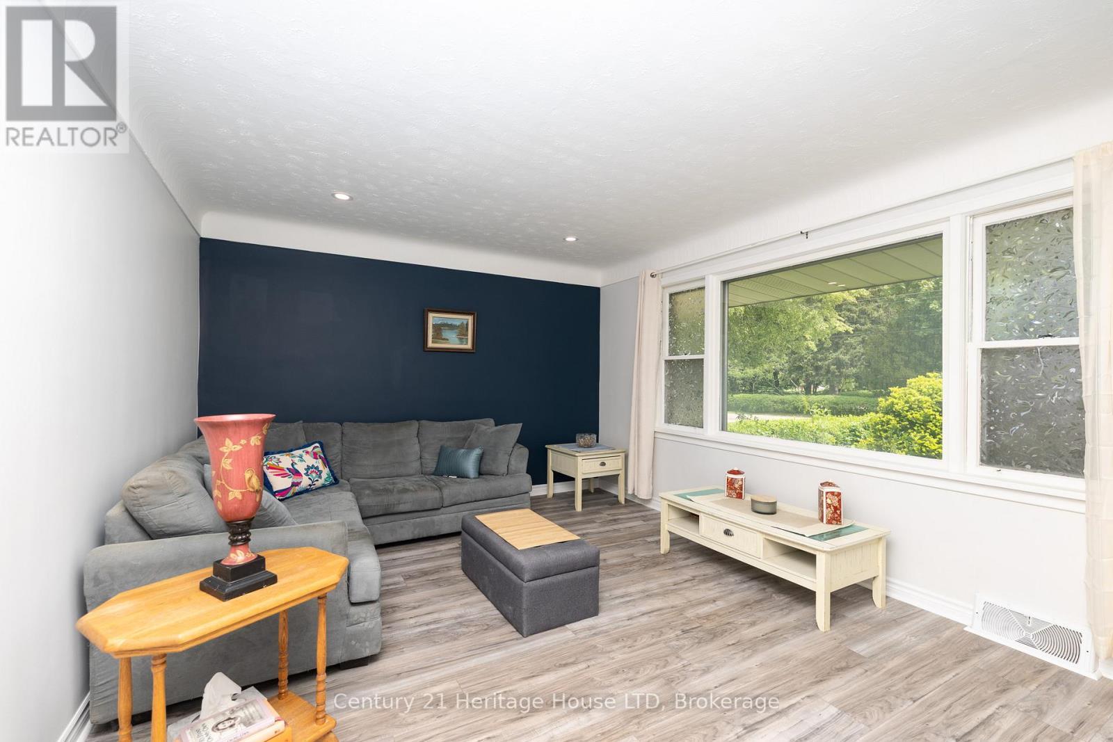 101 Bunting Road, St. Catharines (E. Chester), ON - Indoor Photo Showing Living Room