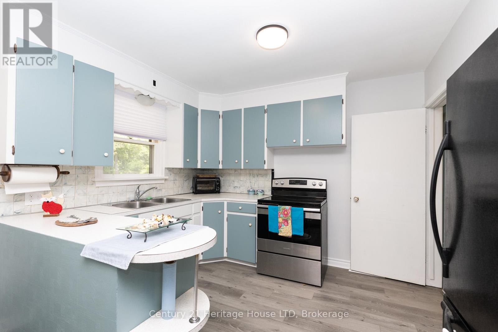 101 Bunting Road, St. Catharines (E. Chester), ON - Indoor Photo Showing Kitchen With Double Sink