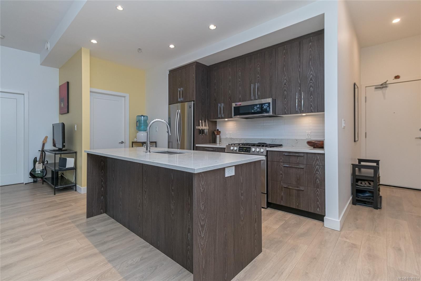 #103-9864 Fourth St, Sidney, BC - Indoor Photo Showing Kitchen With Upgraded Kitchen