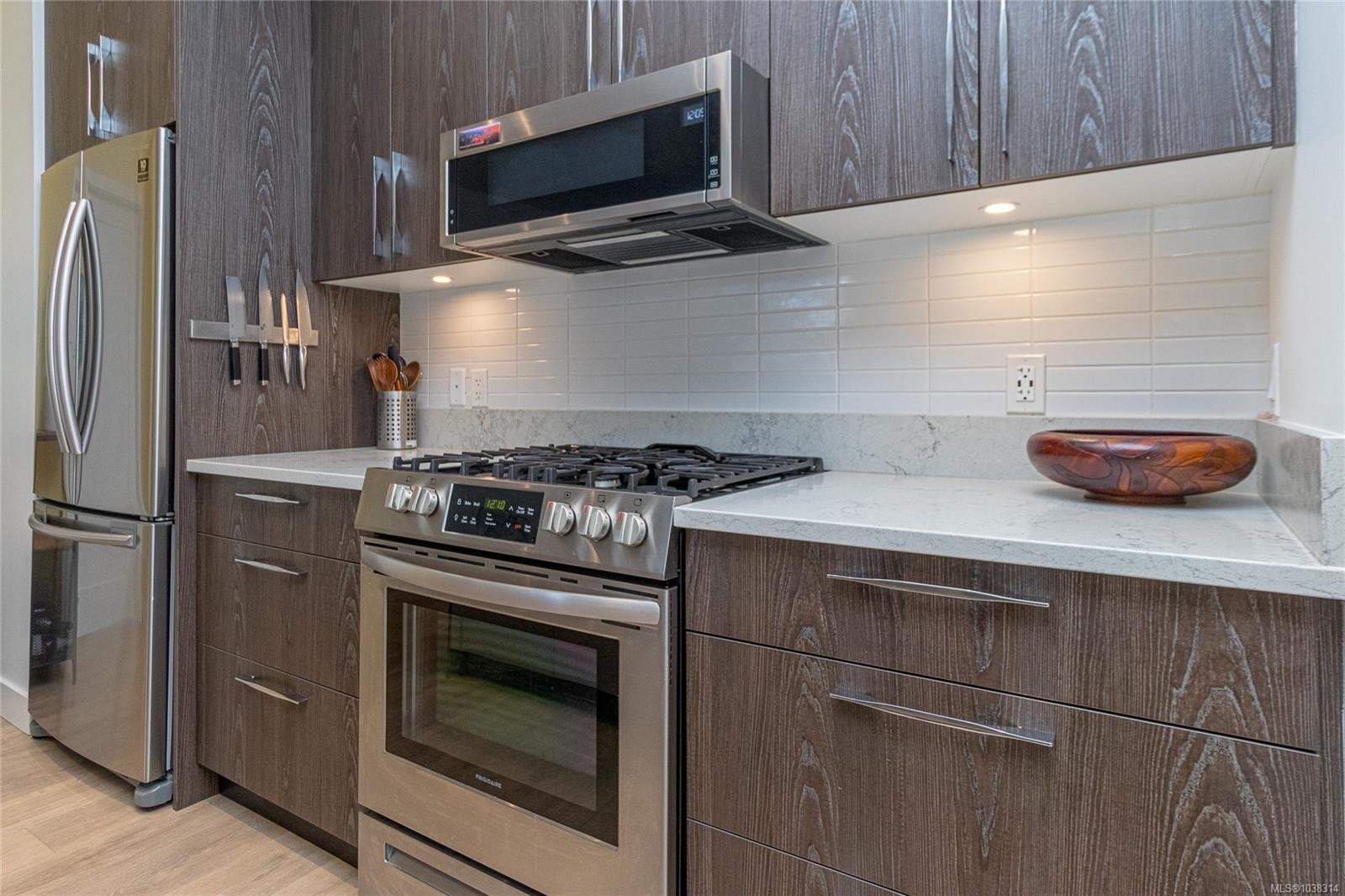 #103-9864 Fourth St, Sidney, BC - Indoor Photo Showing Kitchen With Upgraded Kitchen