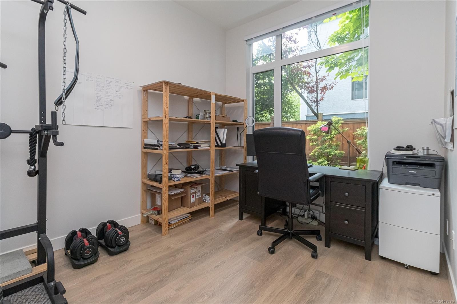 #103-9864 Fourth St, Sidney, BC - Indoor Photo Showing Other Room
