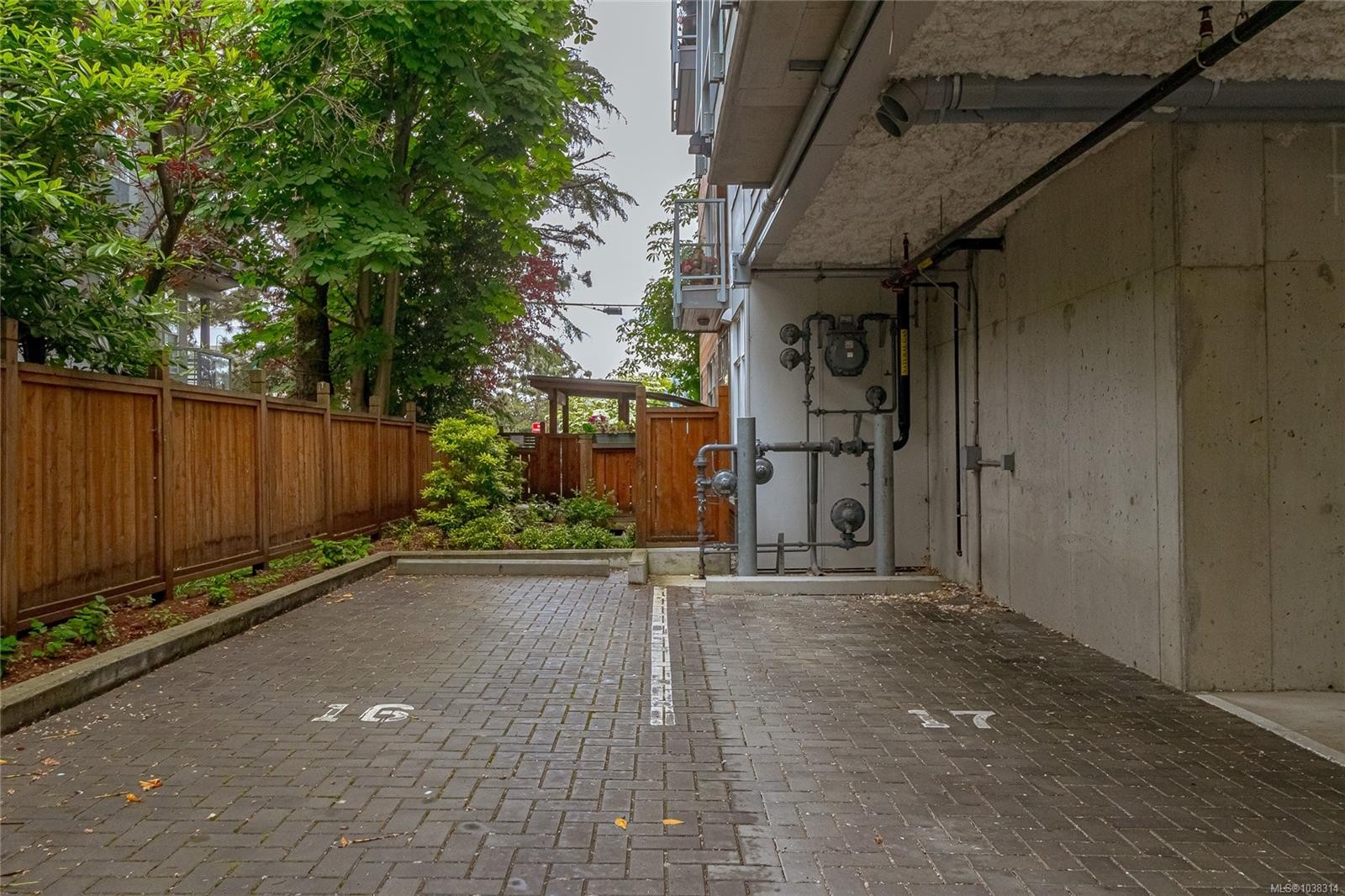 #103-9864 Fourth St, Sidney, BC - Outdoor