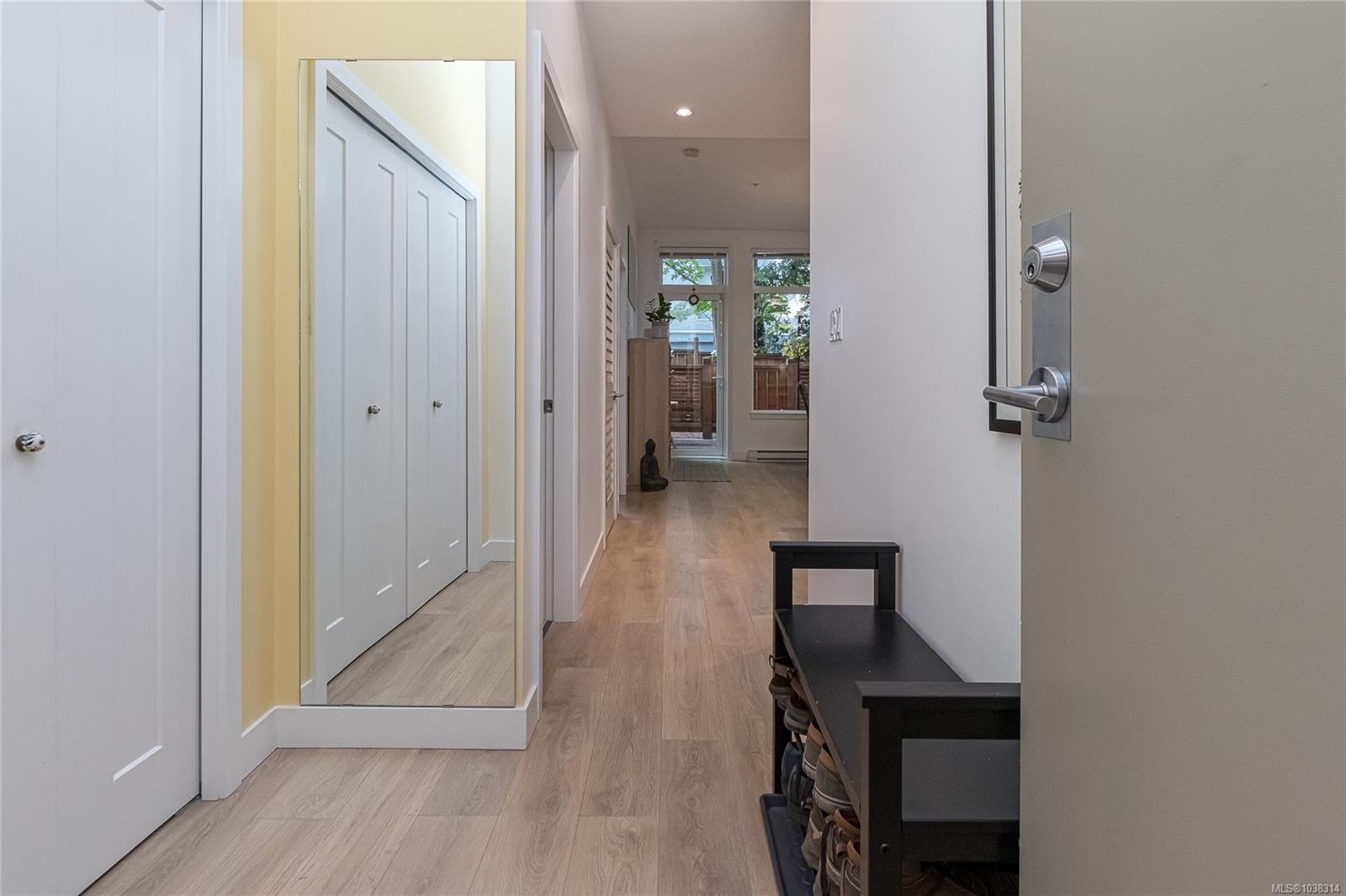 #103-9864 Fourth St, Sidney, BC - Indoor Photo Showing Other Room