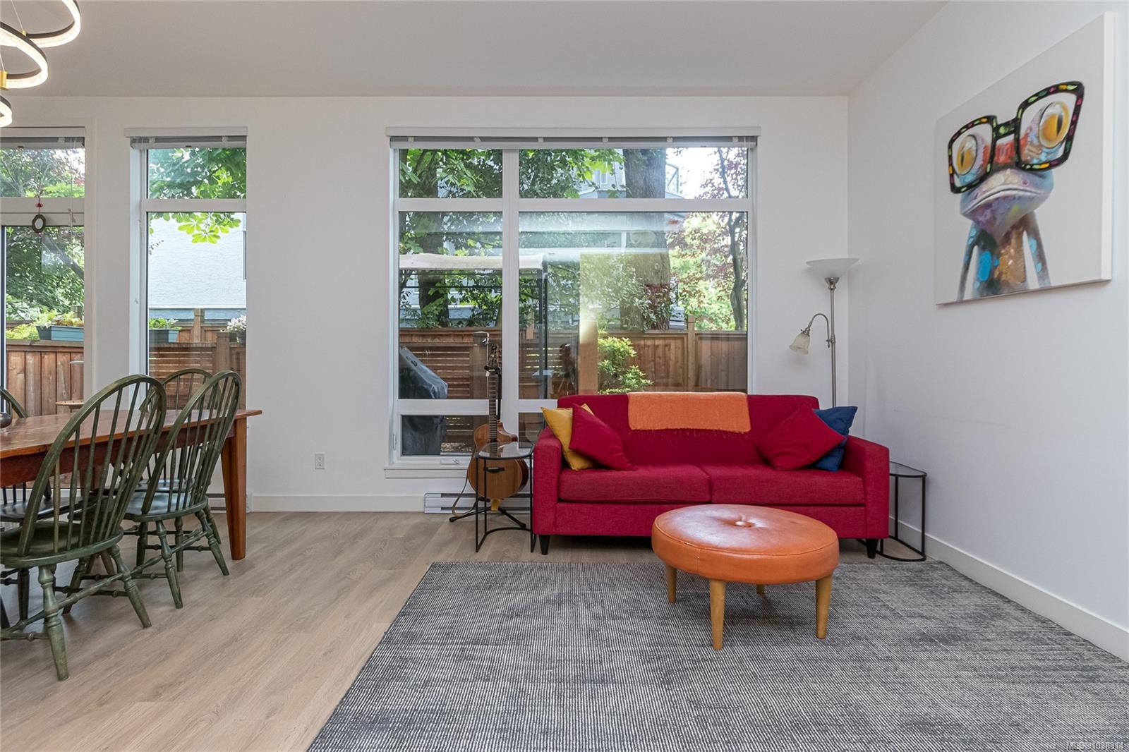 #103-9864 Fourth St, Sidney, BC - Indoor Photo Showing Living Room