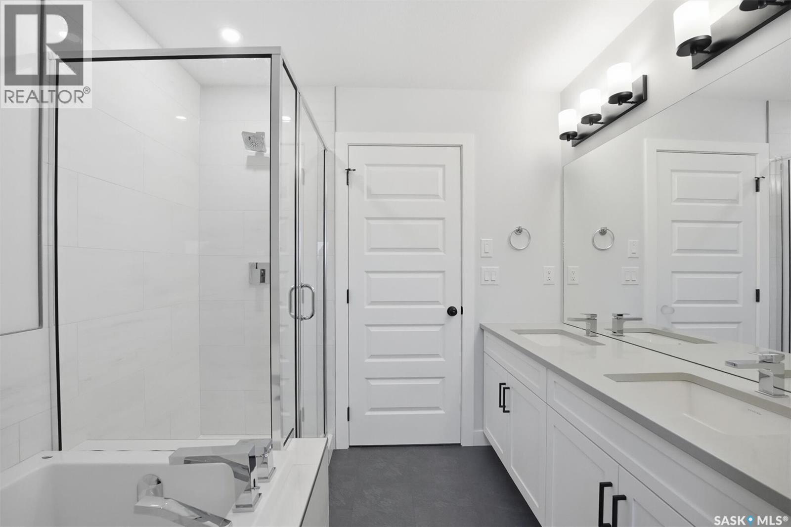 353 Cockcroft Street, Saskatoon, SK - Indoor Photo Showing Bathroom