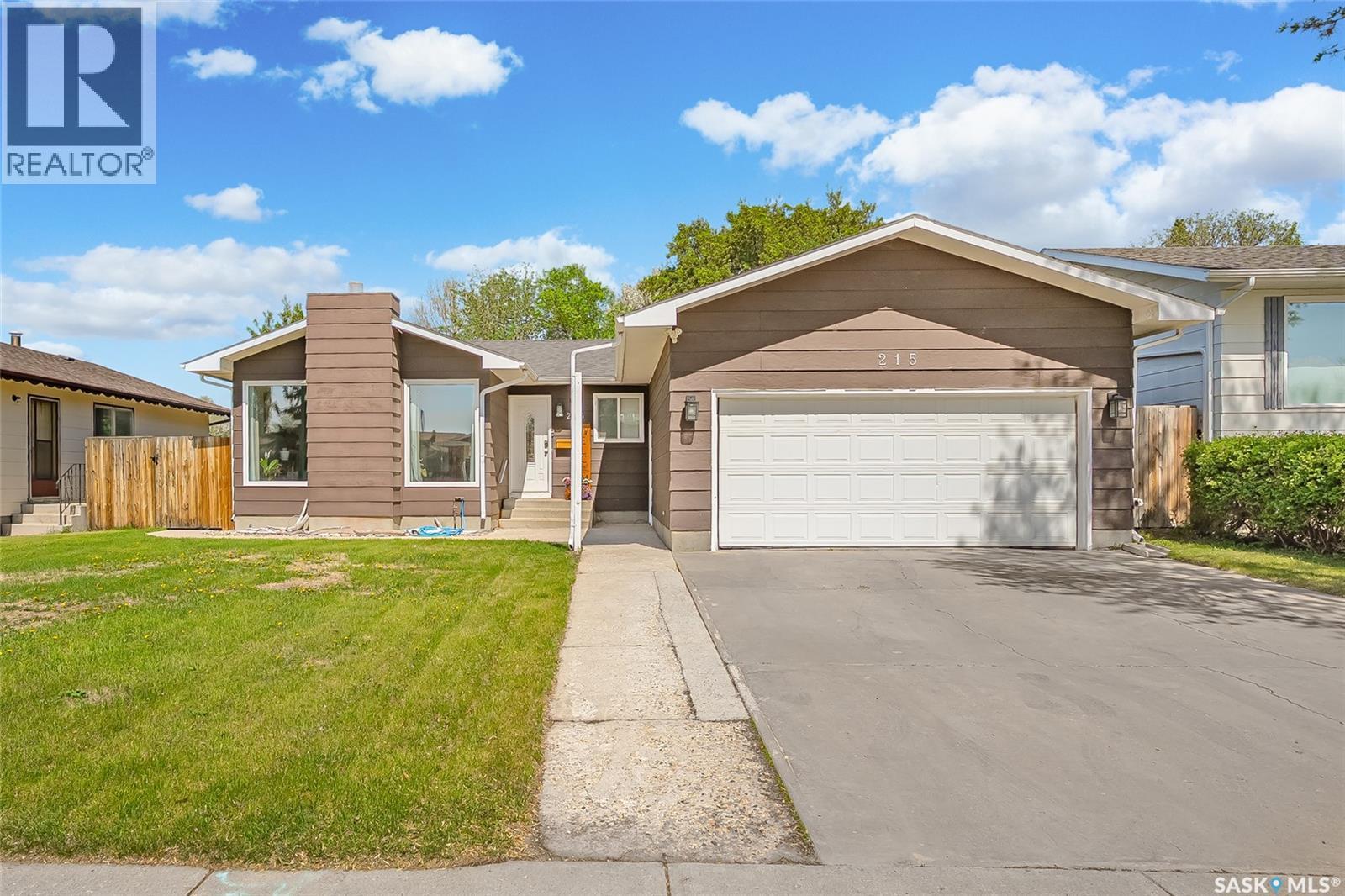 215 Neatby Crescent, Saskatoon, SK - Outdoor