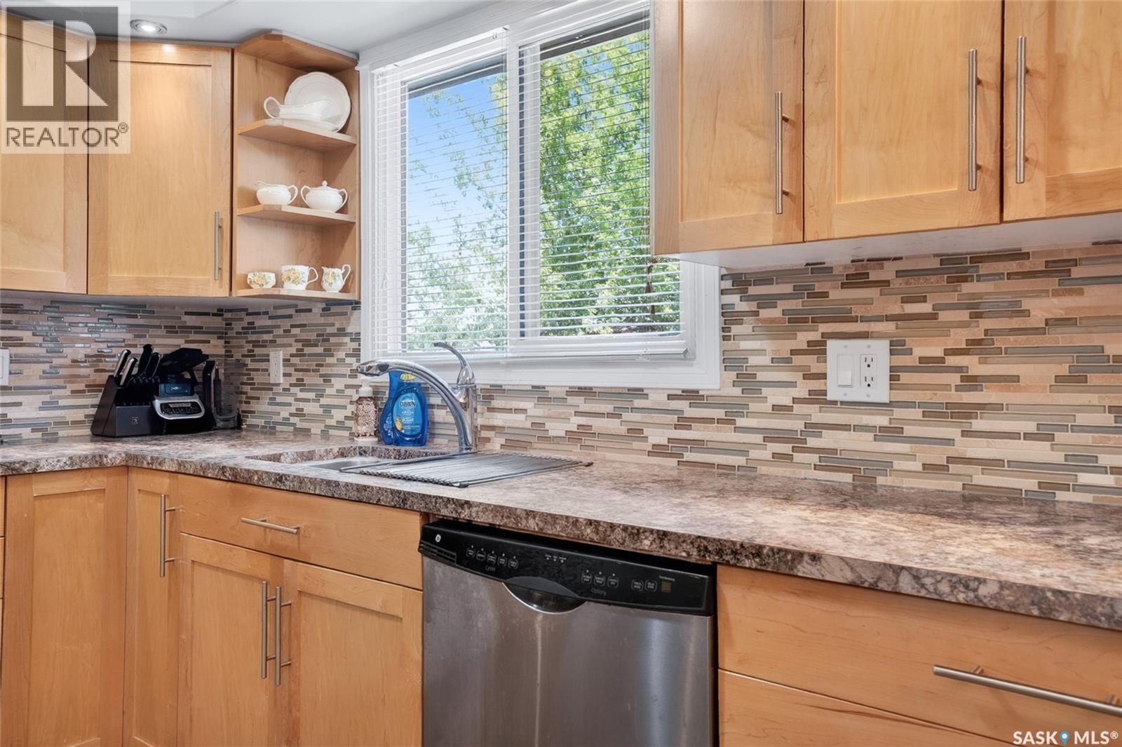 215 Neatby Crescent, Saskatoon, SK - Indoor Photo Showing Kitchen