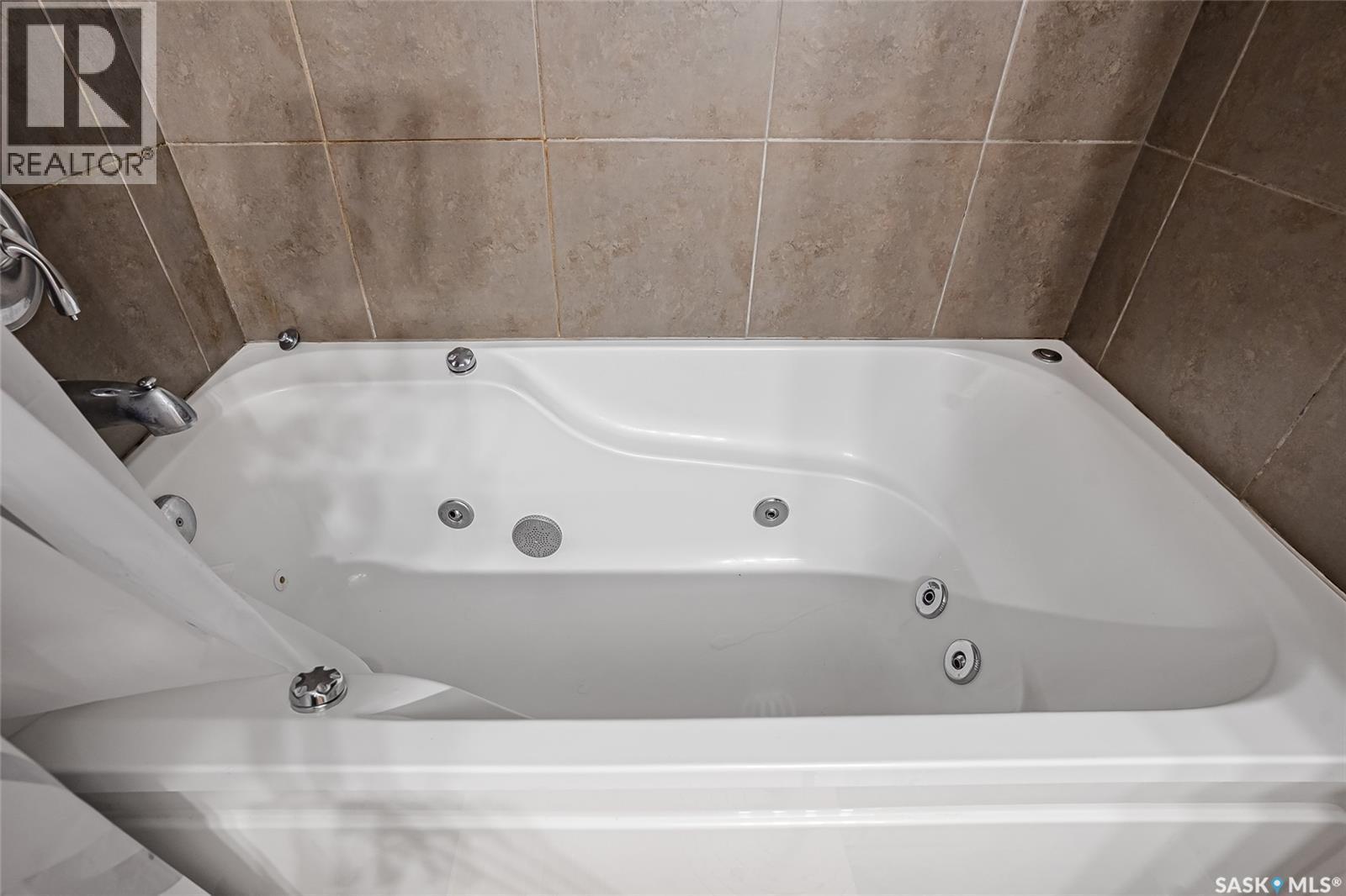215 Neatby Crescent, Saskatoon, SK - Indoor Photo Showing Bathroom
