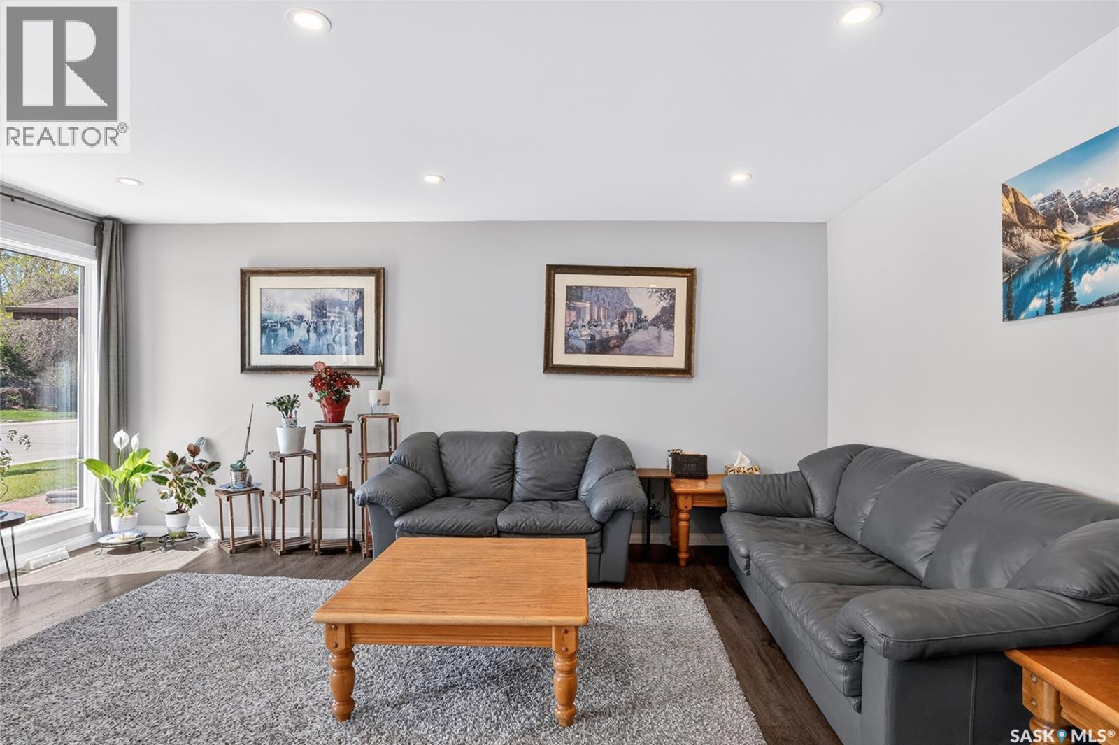 215 Neatby Crescent, Saskatoon, SK - Indoor Photo Showing Living Room