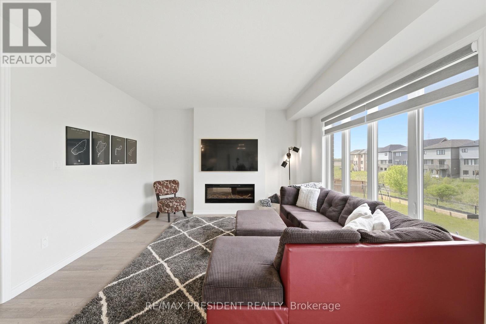 80 Explorer Way, Thorold, ON - Indoor Photo Showing Living Room With Fireplace