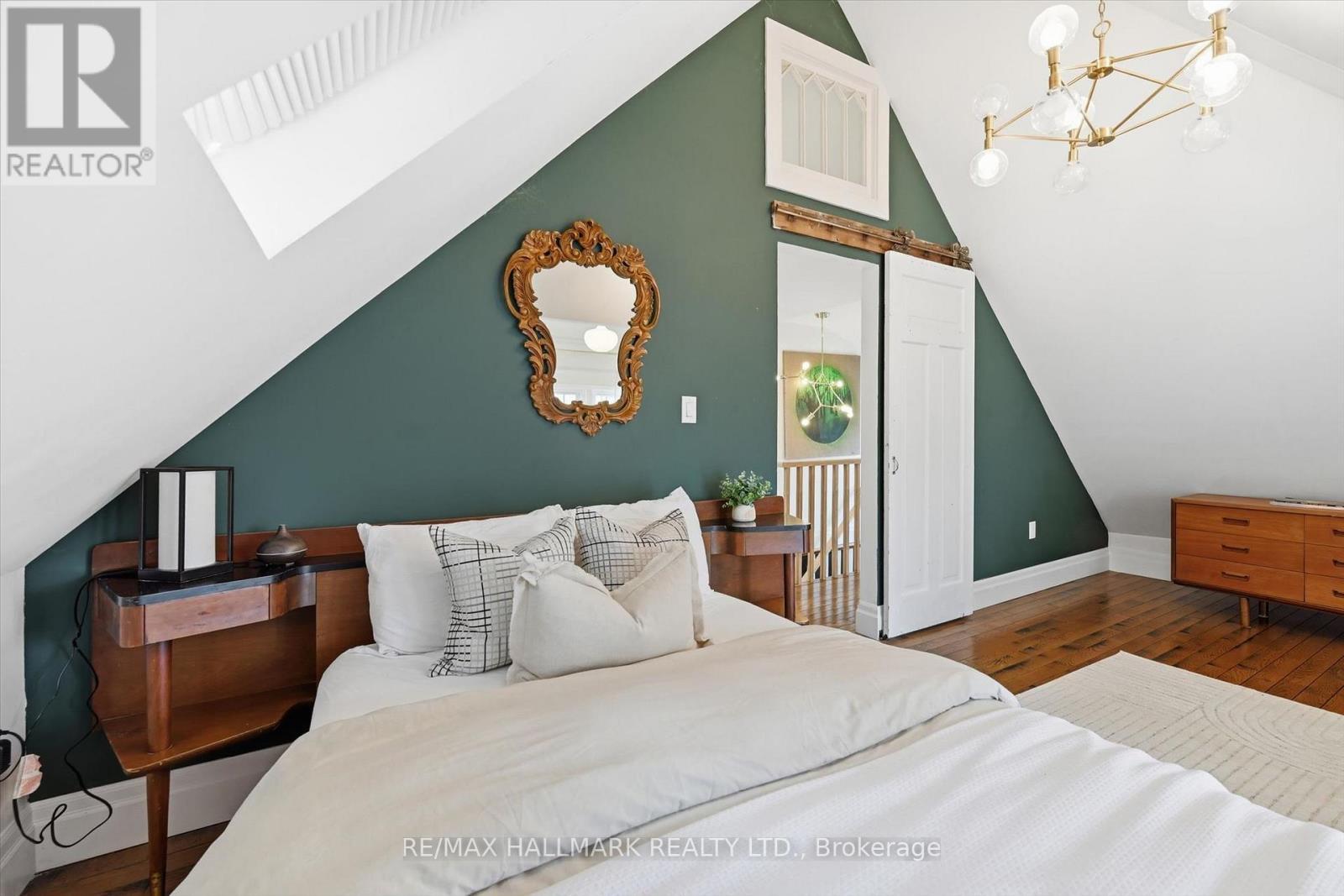 102 Carrick Avenue, Hamilton, ON - Indoor Photo Showing Bedroom