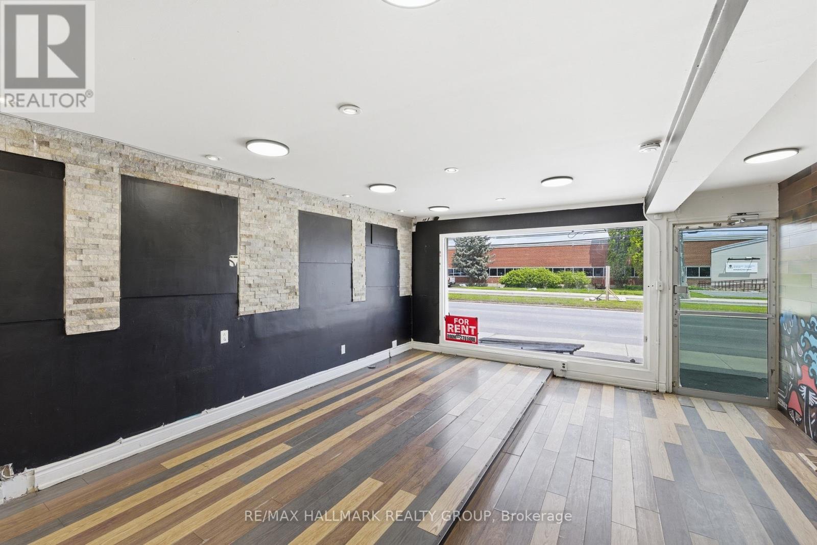 912 St Laurent Boulevard S, Ottawa, ON