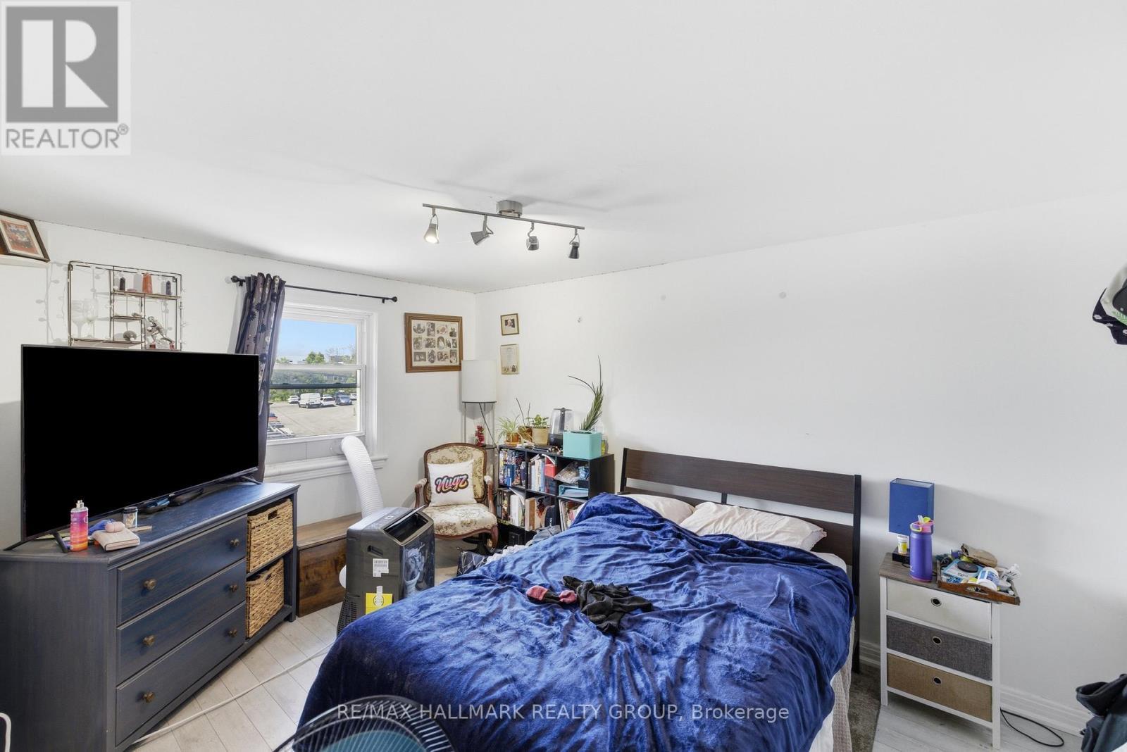912 St Laurent Boulevard S, Ottawa, ON
