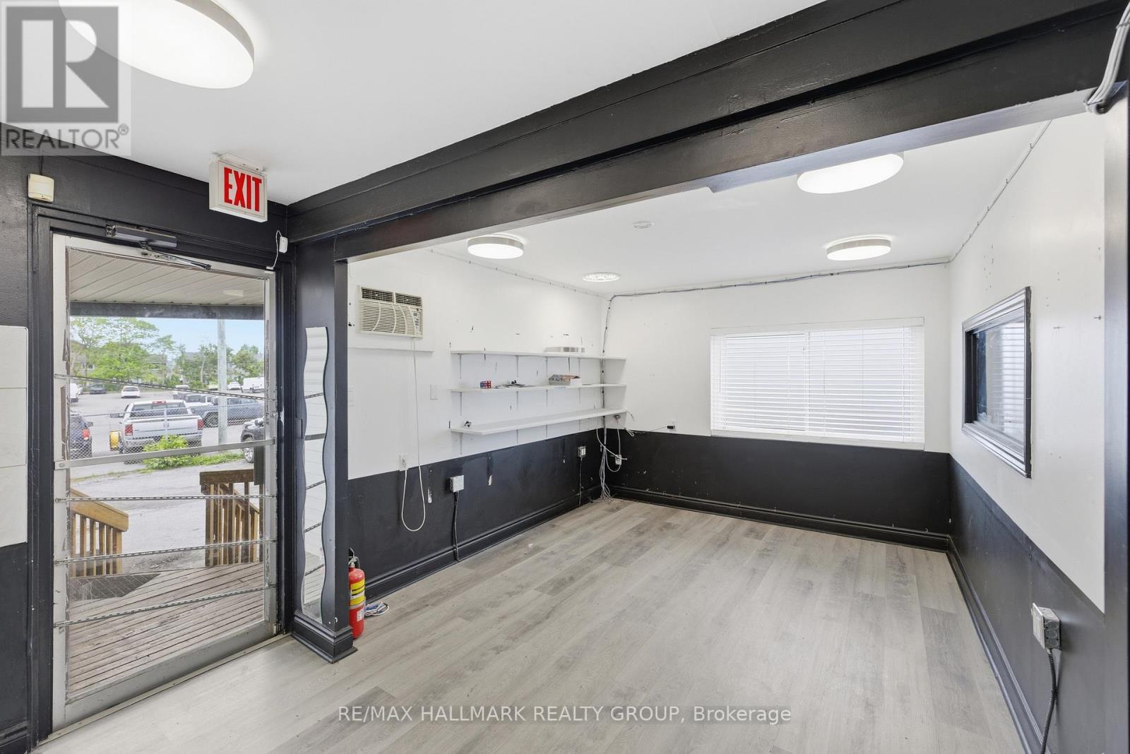 912 St Laurent Boulevard S, Ottawa, ON