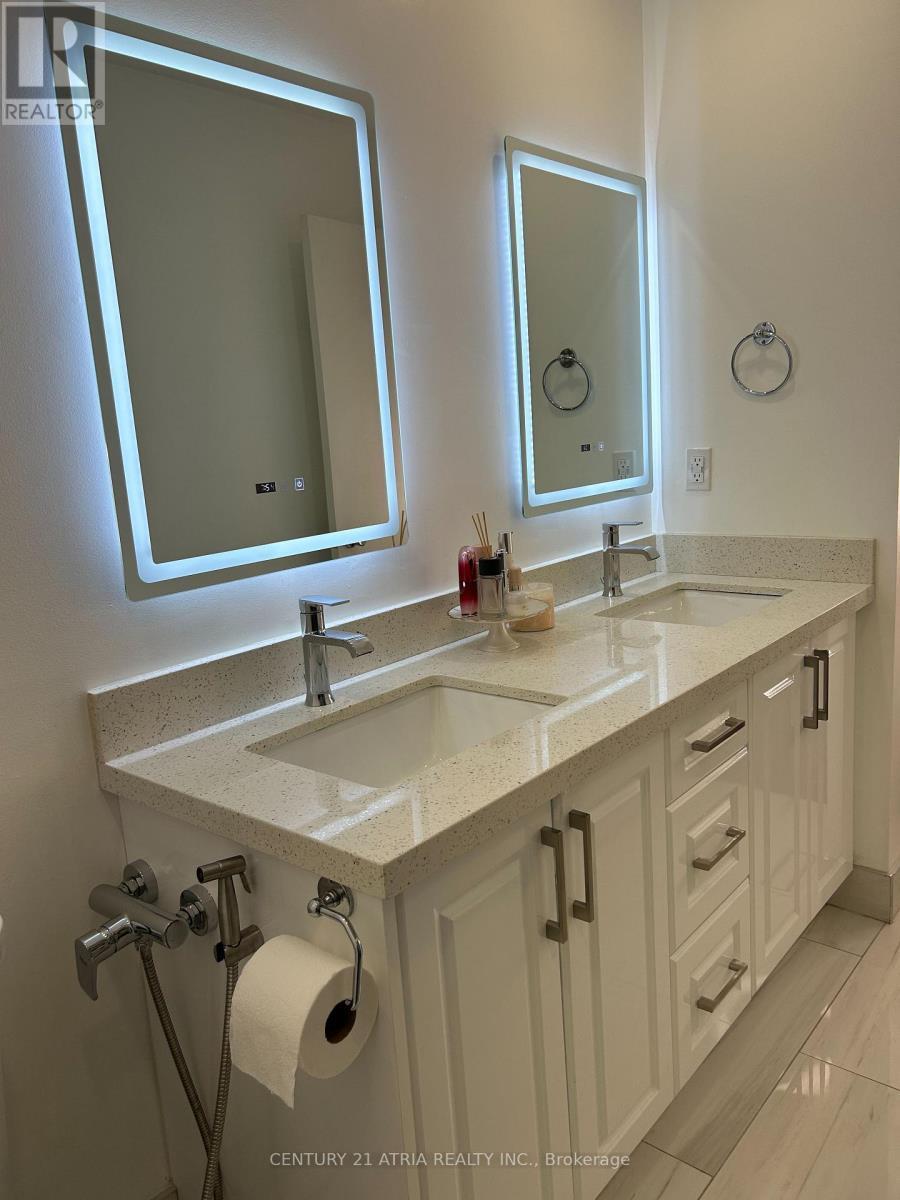 87 Avenue Road, Richmond Hill, ON - Indoor Photo Showing Bathroom