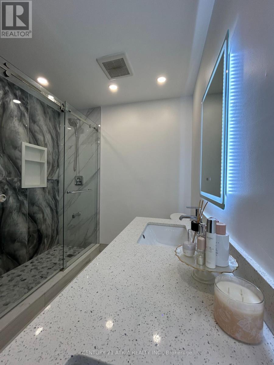 87 Avenue Road, Richmond Hill, ON - Indoor Photo Showing Bathroom