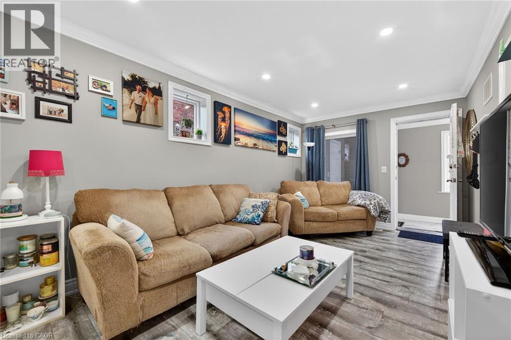 219 Hess Street S, Hamilton, ON - Indoor Photo Showing Living Room