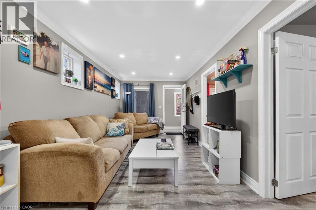 219 Hess Street S, Hamilton, ON - Indoor Photo Showing Living Room