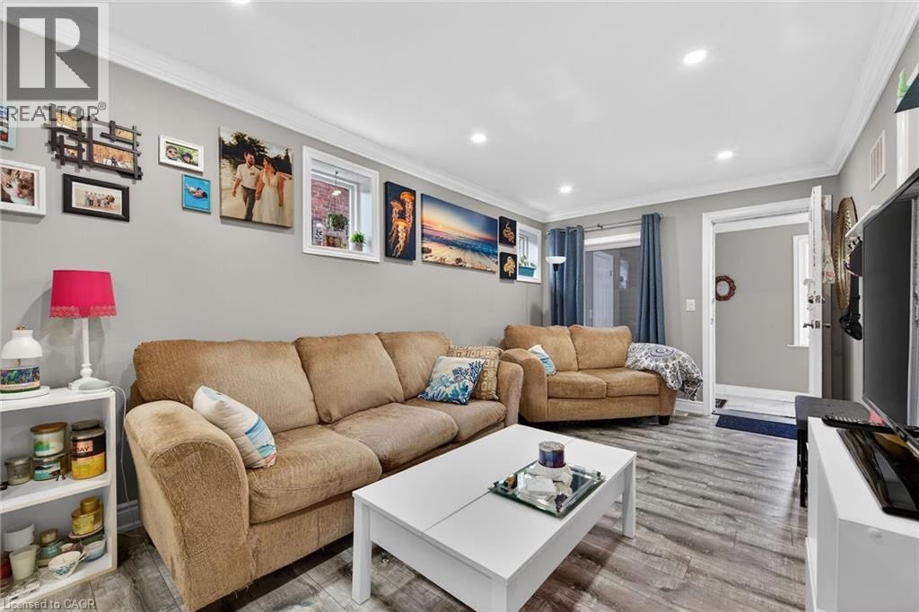 219 Hess Street S, Hamilton, ON - Indoor Photo Showing Living Room