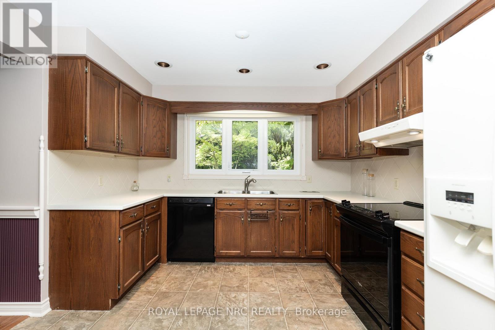 35 Garrison Village Drive, Niagara-On-The-Lake (Town), ON - Indoor Photo Showing Kitchen With Double Sink