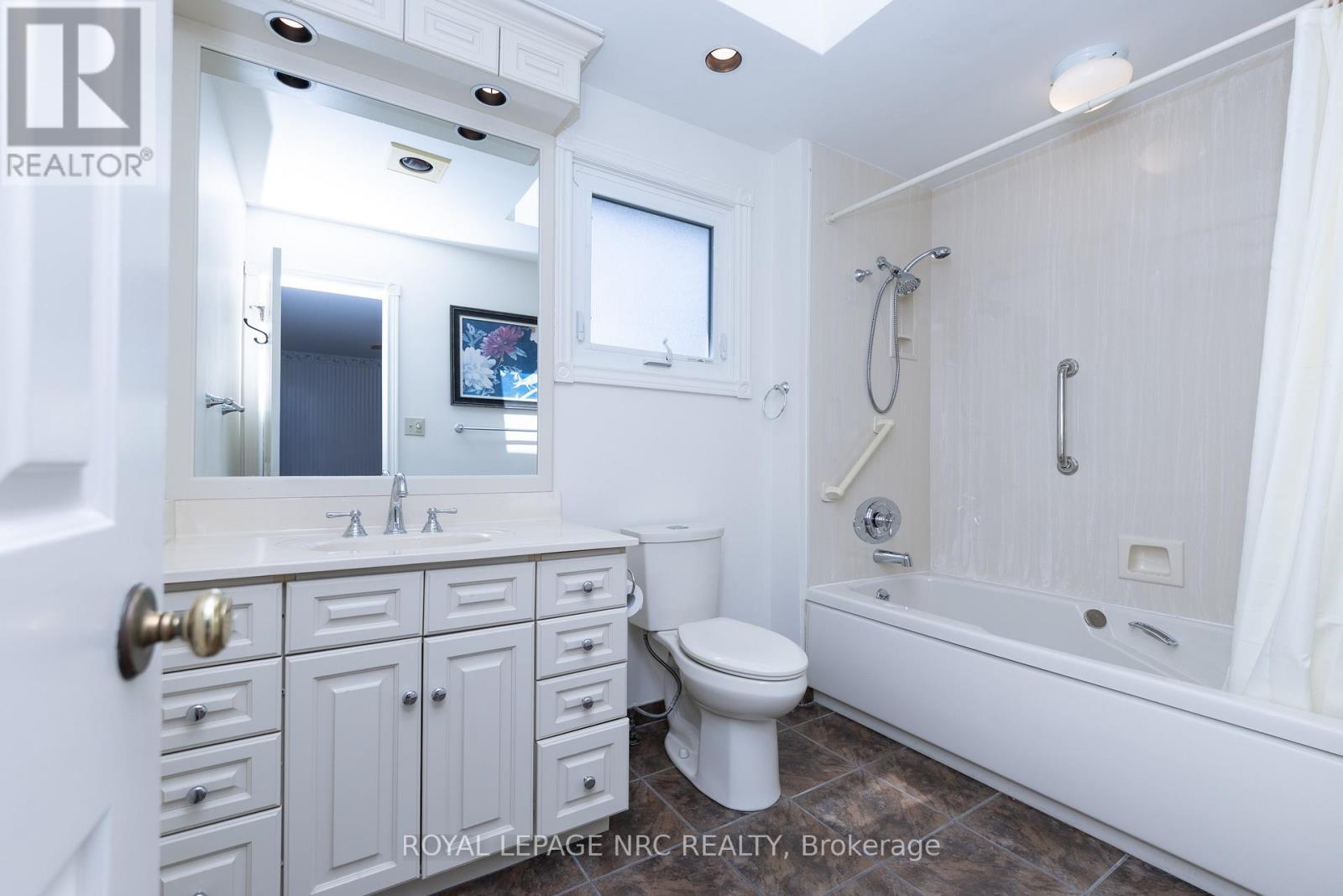 35 Garrison Village Drive, Niagara-On-The-Lake (Town), ON - Indoor Photo Showing Bathroom