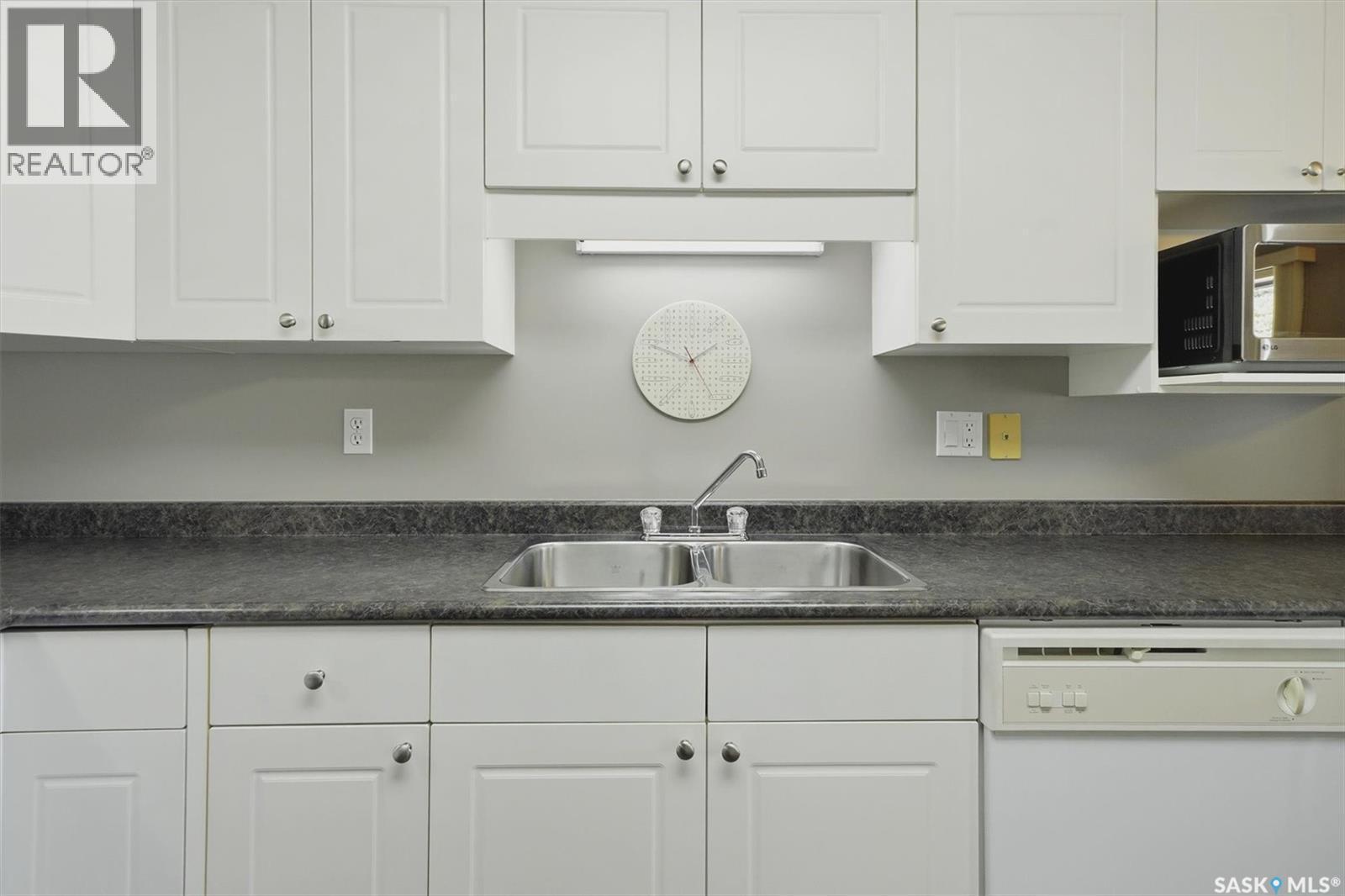105 615 Mcwillie Avenue, Saskatoon, SK - Indoor Photo Showing Kitchen With Double Sink
