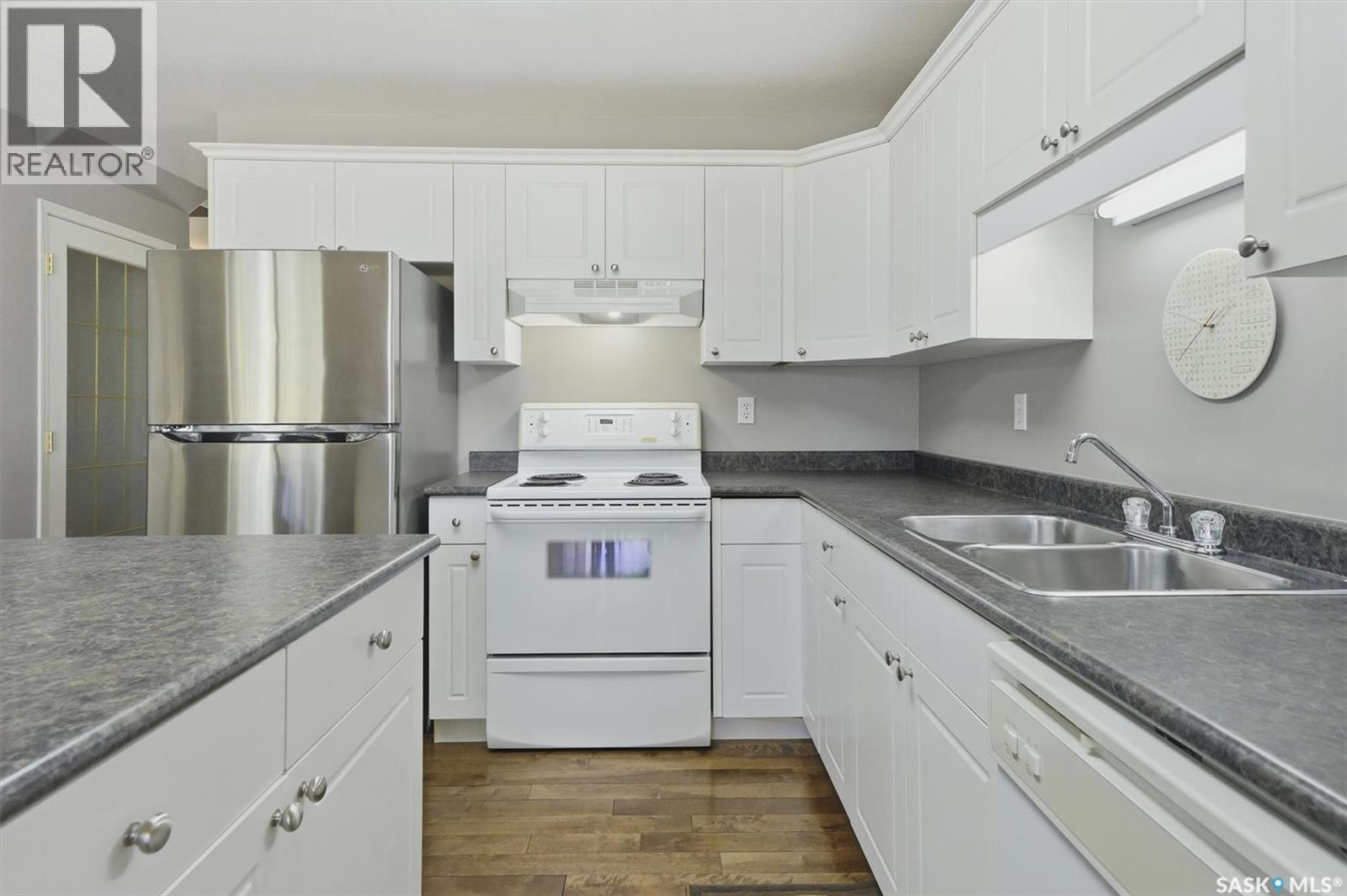 105 615 Mcwillie Avenue, Saskatoon, SK - Indoor Photo Showing Kitchen With Double Sink