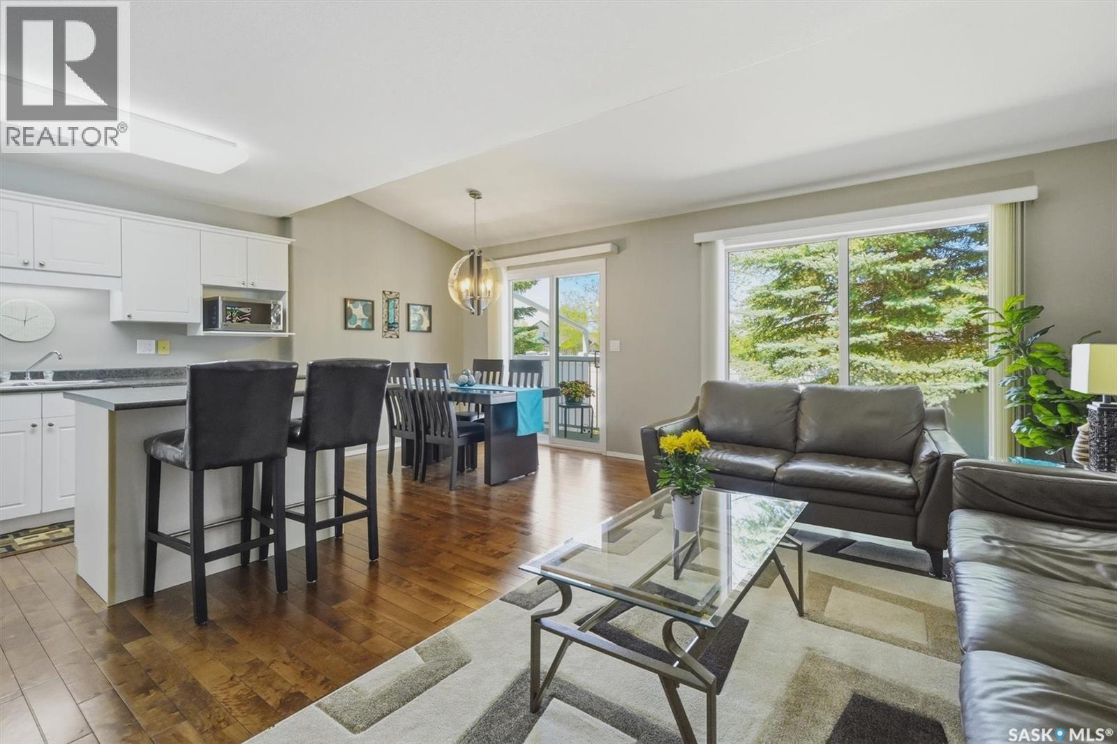 105 615 Mcwillie Avenue, Saskatoon, SK - Indoor Photo Showing Living Room