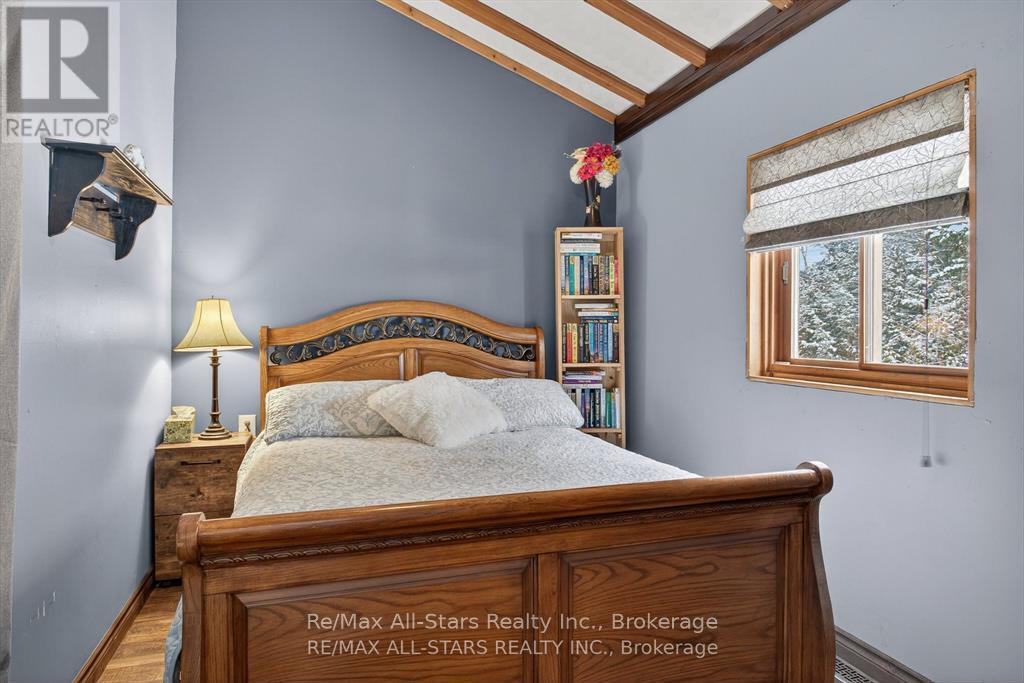 28 Pine Ridge Road, Kawartha Lakes (Norland), ON - Indoor Photo Showing Bedroom