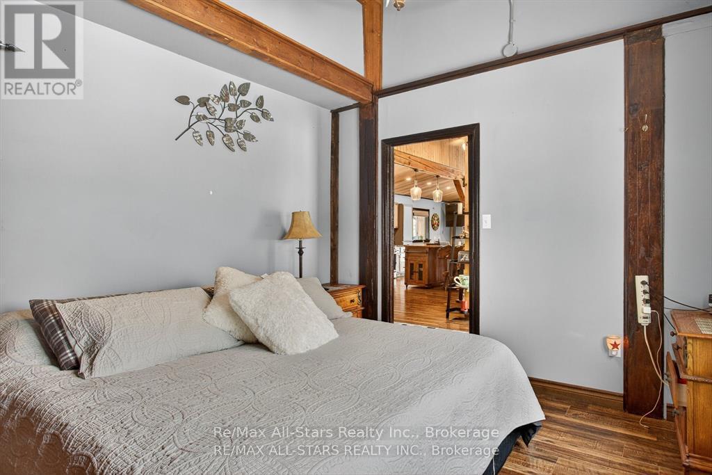 28 Pine Ridge Road, Kawartha Lakes (Norland), ON - Indoor Photo Showing Bedroom