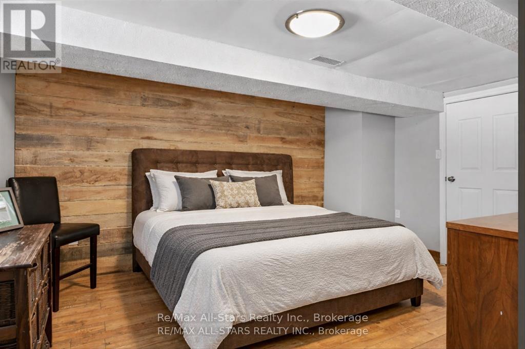 28 Pine Ridge Road, Kawartha Lakes (Norland), ON - Indoor Photo Showing Bedroom