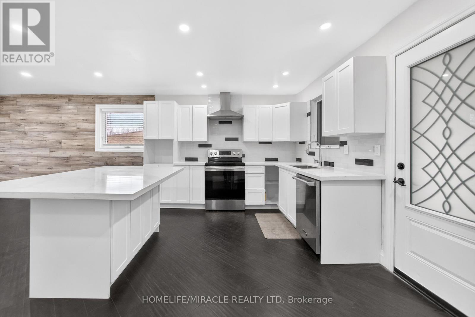 81 Watson Crescent, Brampton, ON - Indoor Photo Showing Kitchen With Upgraded Kitchen