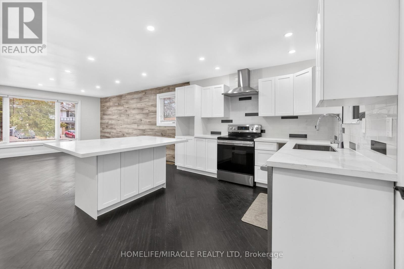 81 Watson Crescent, Brampton, ON - Indoor Photo Showing Kitchen With Upgraded Kitchen