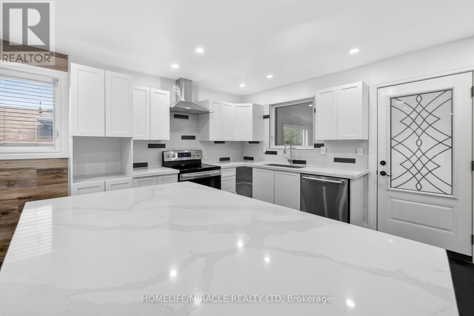 81 Watson Crescent, Brampton, ON - Indoor Photo Showing Kitchen With Upgraded Kitchen