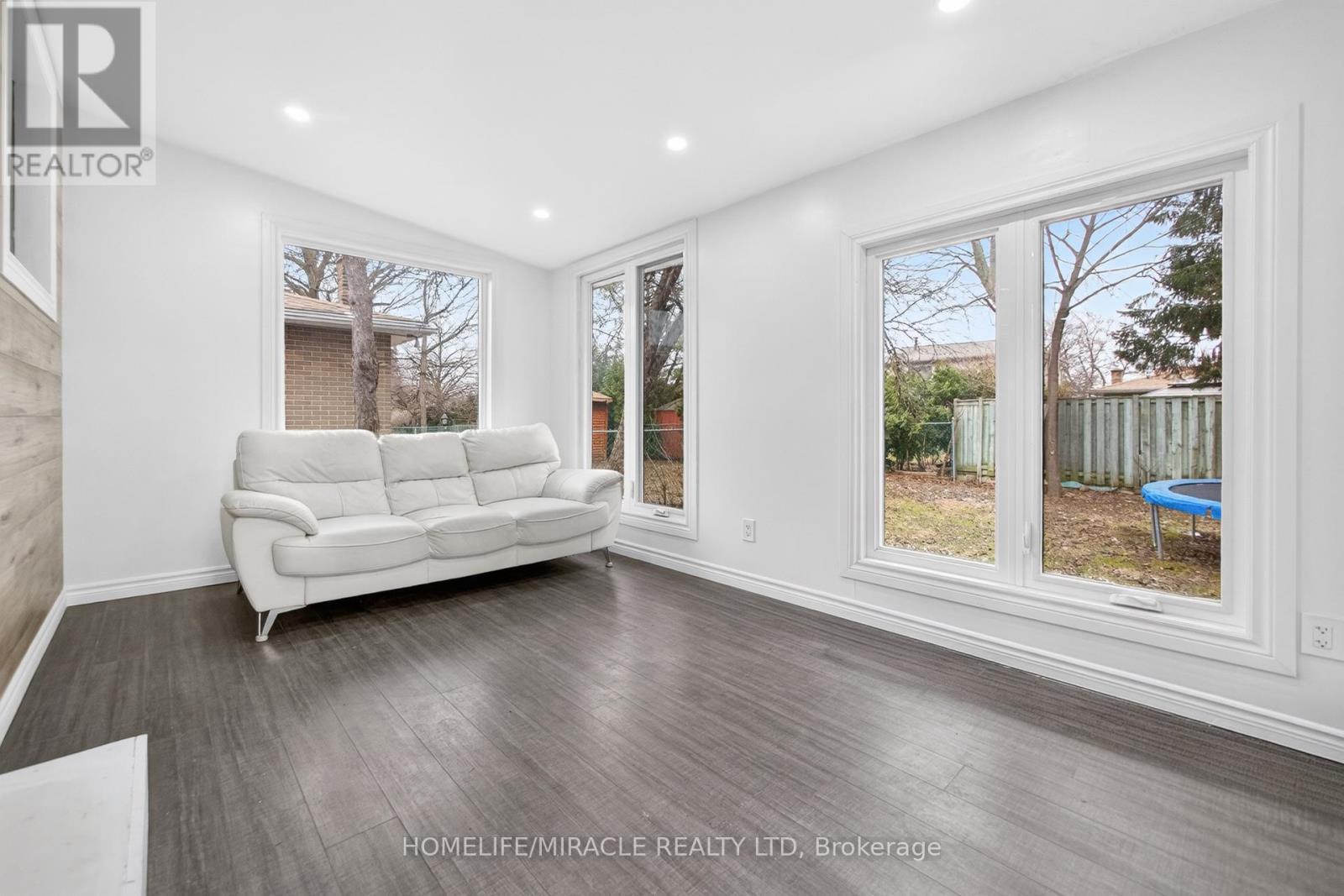 81 Watson Crescent, Brampton, ON - Indoor Photo Showing Living Room