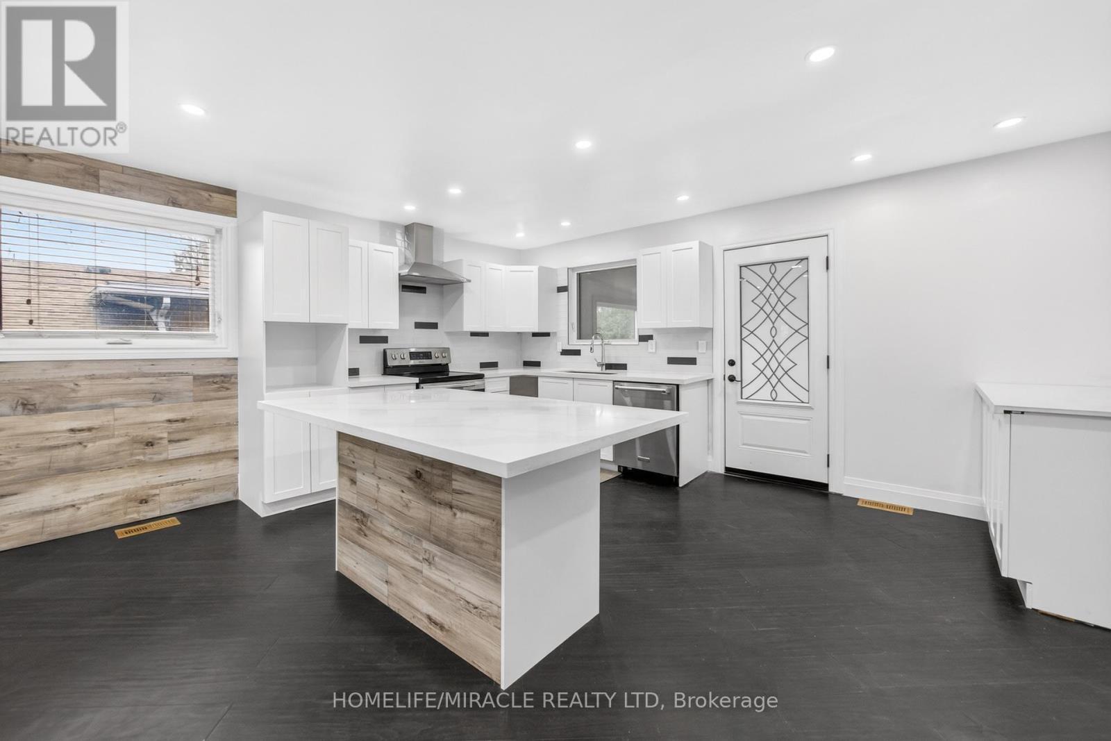 81 Watson Crescent, Brampton, ON - Indoor Photo Showing Kitchen With Upgraded Kitchen