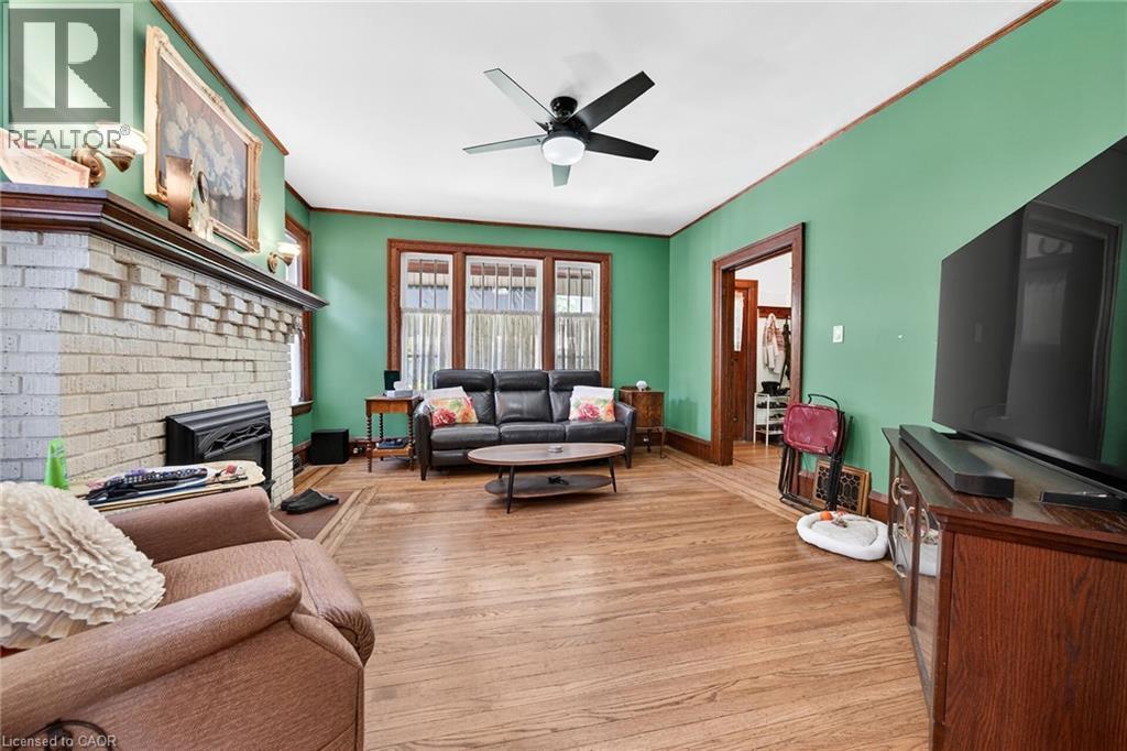 40 Fairleigh Crescent, Hamilton, ON - Indoor Photo Showing Living Room With Fireplace