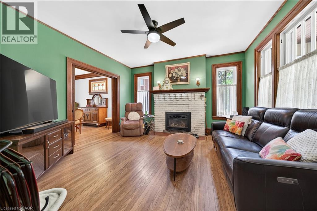 40 Fairleigh Crescent, Hamilton, ON - Indoor Photo Showing Living Room With Fireplace