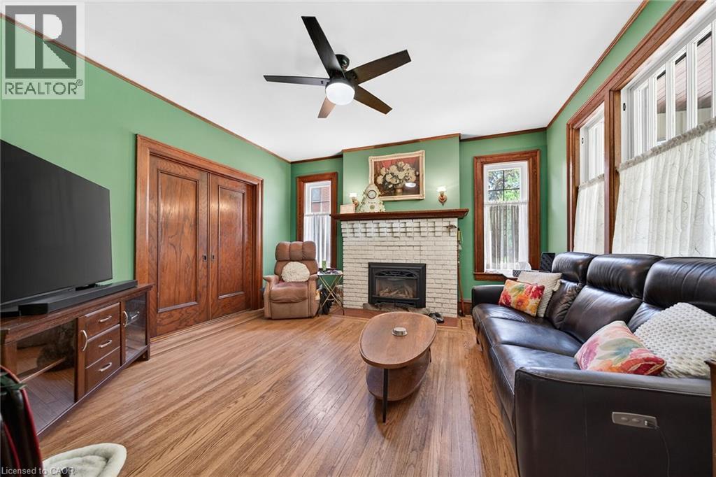 40 Fairleigh Crescent, Hamilton, ON - Indoor Photo Showing Living Room With Fireplace